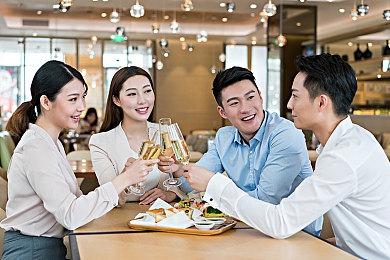 《赛博朋克2077：往日之影》新截图 夜晚光照效果惊艳